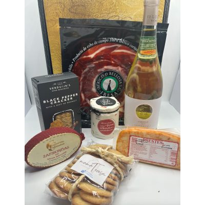Caja regalo 62 €: jamón ibérico, queso Prestes al pimentón, zamburiñas, mermelada de albariño y godello O Luar do Sil